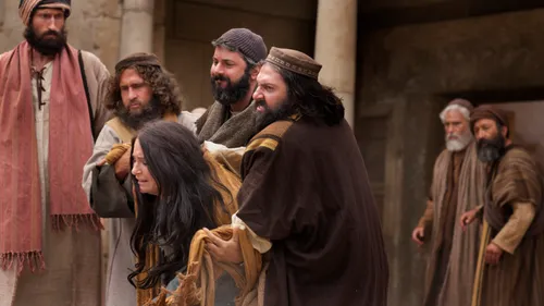 lalaki nagguroy sa babaye suot sa pundok sa katawhan