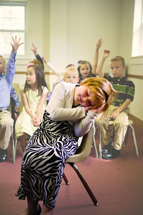 兒童以默劇的方式演出上床睡覺