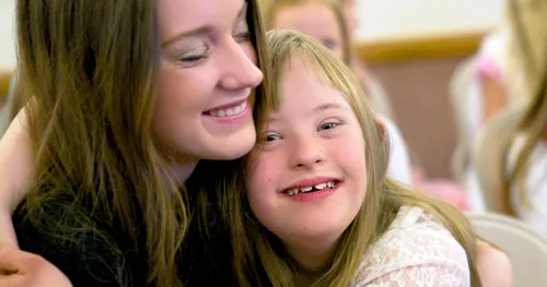 unge kvinder, der krammer