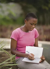 日記を記す若いアフリカ人女性