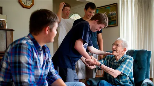 Бусдад үйлчилж буй өсвөр үеийнхэн 1