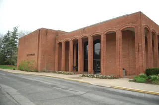 女孩拿著自己祖先的相簿