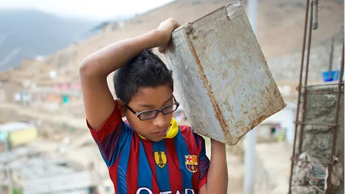 Бусдад үйлчилж буй өсвөр үеийнхэн 3