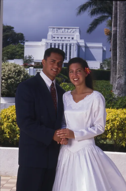 Навай Лаэйгийн ариун сүмийн өмнө зогсож буй хосууд