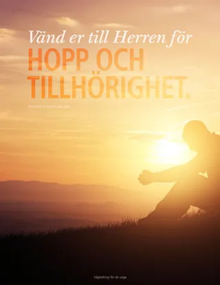 ungdom som ber vid bergsutsikt