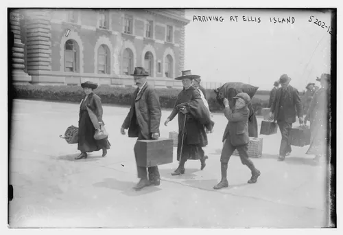 immigrants arriving at ellis island