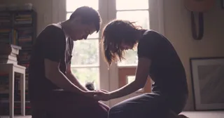 usa ka bana ug asawa magkaubang nagluhod nga nag-ampo