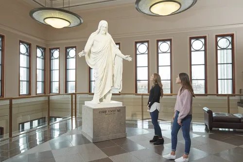 families looking at the Christus statue