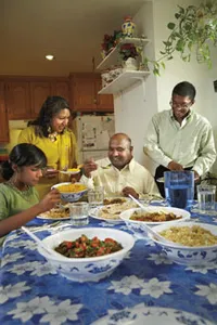 pamilya sa hapag-kainan