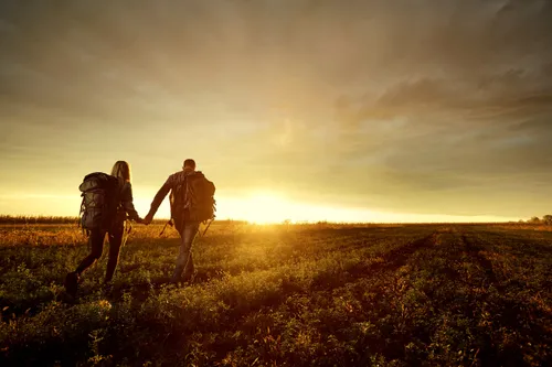 Una pareja caminando juntos
