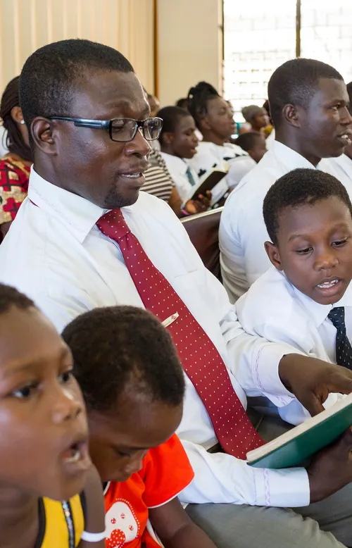 Abantu baririmba mu rusengero