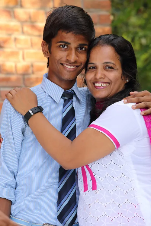 أمّ وابن مع الكتب المقدّسة