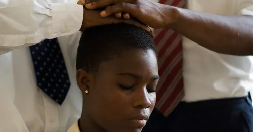 vahine e fāri’i rā i te ha’amaita’ira’a o te autahu’ara’a