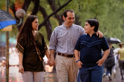 pareja caminando con hijo adolescente