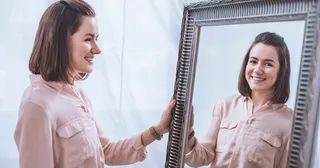 자신의 모습을 바라보는 사람