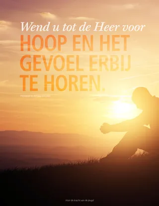 jongere bidt met uitzicht op de bergen