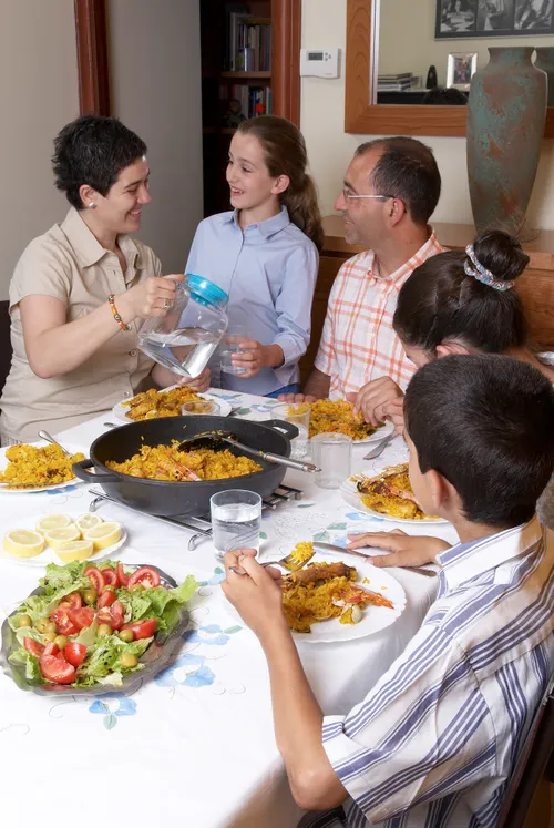 familja madwar il-mejda tal-ikel