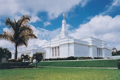 The Villahermosa Mexico Temple, including the entrance and palm trees on the grounds.