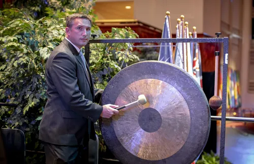 Gong player