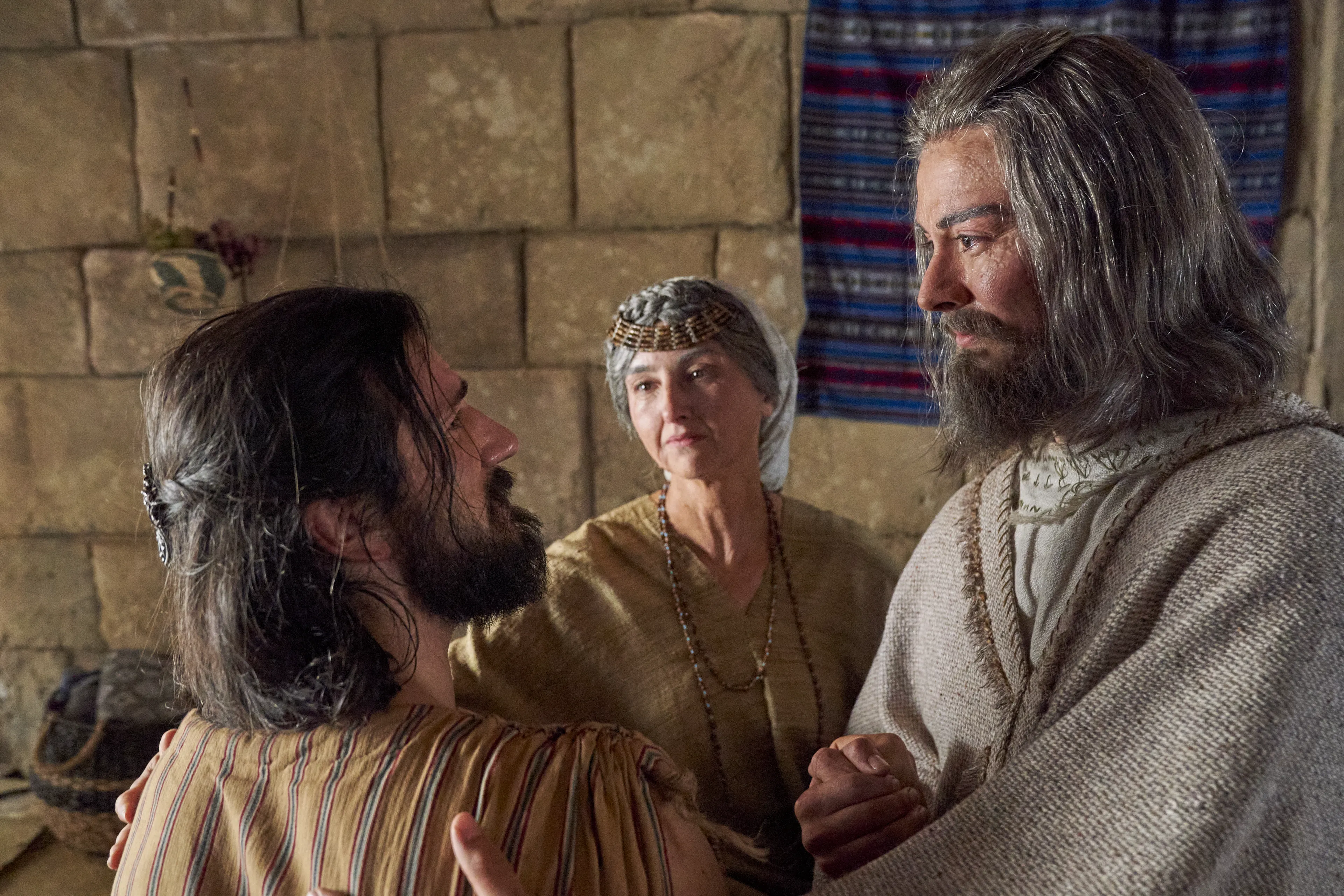 Alma the Elder embraces his son. His wife looks on.