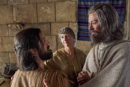 Alma the Elder embraces his son. His wife looks on.