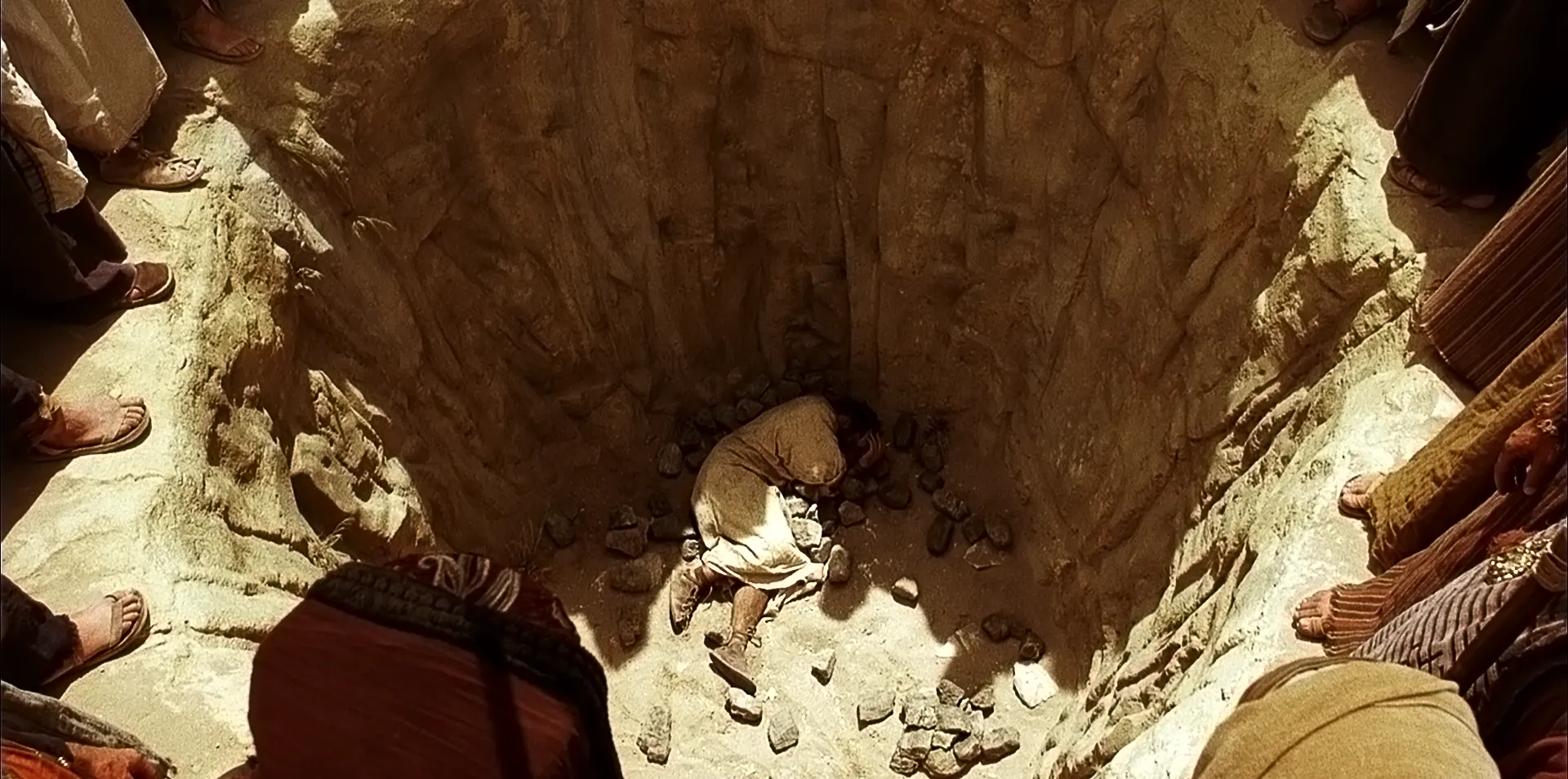 Esteban es apedreado por la multitud.