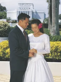 年輕夫婦同赴聖殿