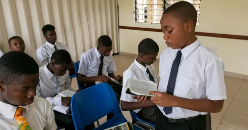 在课堂上阅读经文的男青年