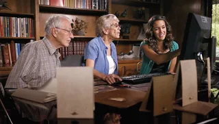 兩位婦女在電腦前