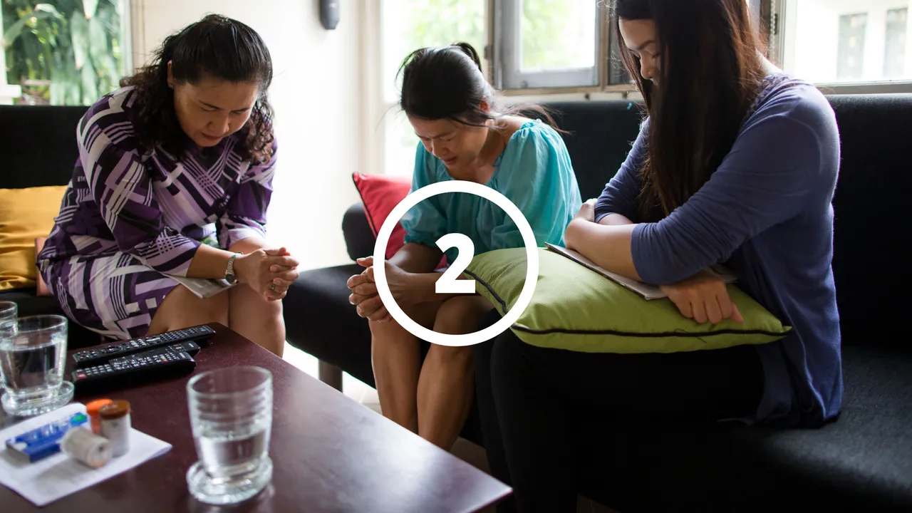 ពួកអ្នក​ផ្សព្វផ្សាយ​សាសនា​អធិស្ឋាន​ជាមួយ​ស្ត្រី​ម្នាក់ មុន​នឹង​សិក្សា​ជាមួយ​គ្នា