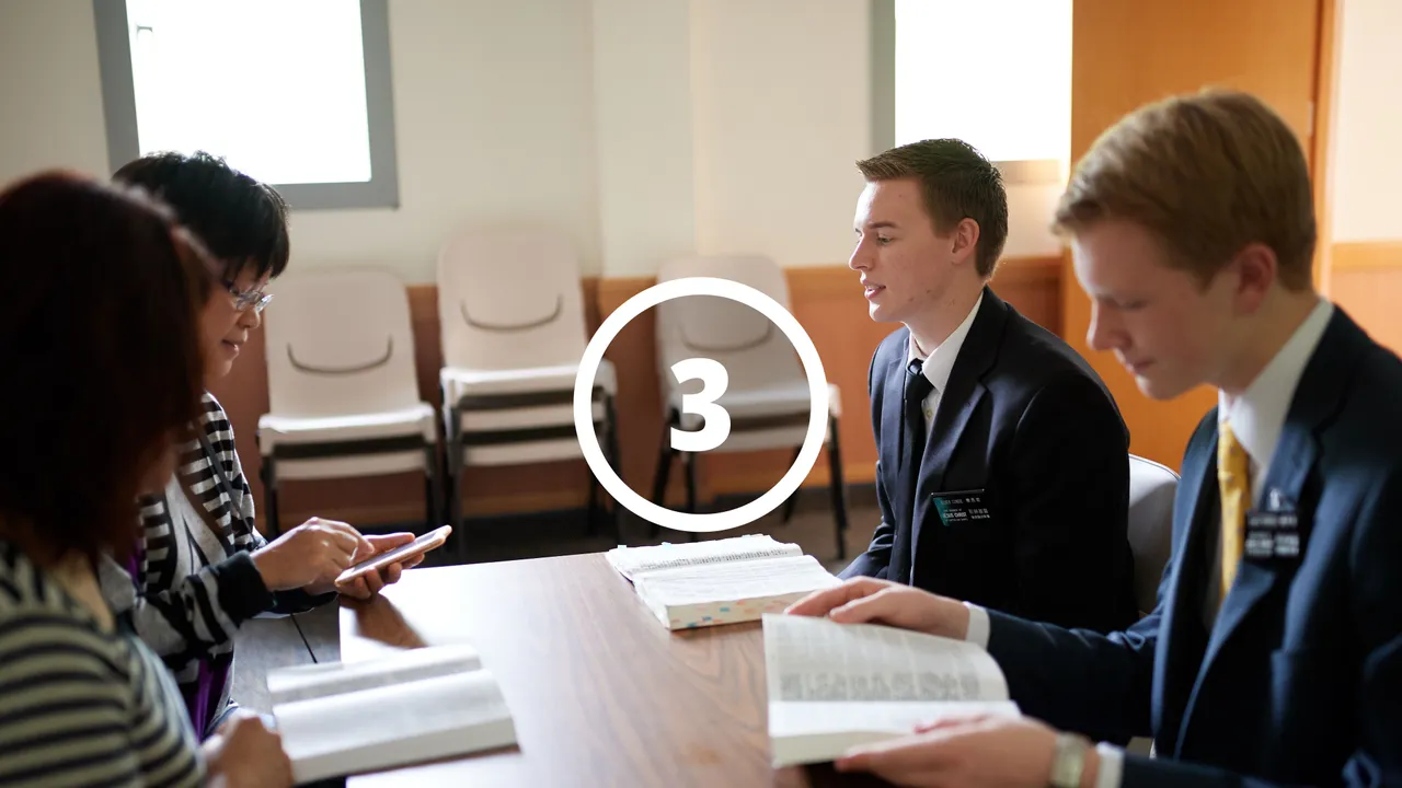 ពួកអ្នក​ផ្សព្វផ្សាយ​សាសនា​កំពុងអាន​ទៅ​កាន់​ស្ត្រី​ម្នាក់​ចេញ​ពី​ព្រះគម្ពីរ​មរមន