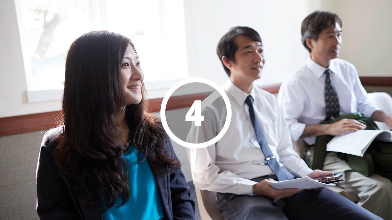 ស្ត្រី​ពីរ​នាក់​បាន​ស្វាគមន៍​គ្នា​នៅឯ​ព្រះវិហារ