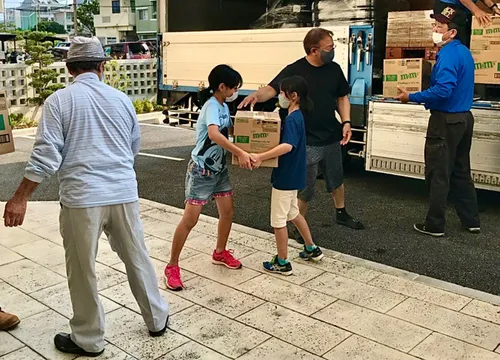 photo of Ami helping load food boxes
