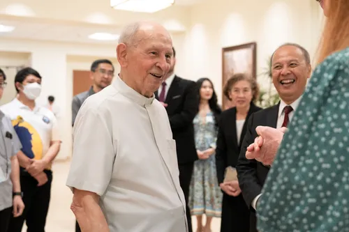 江長老在講台上演講