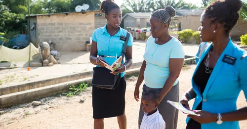 Seserys misionierės moko moterį