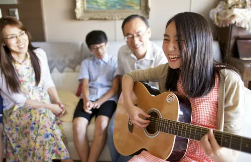 家庭舉行家人家庭晚會