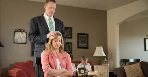 wanita sedang menerima berkat imamat