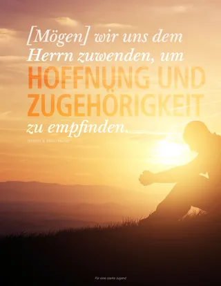 Jugendlicher betet vor Gebirgspanorama