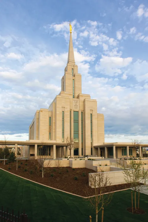 El Templo de Oquirrh Mountain, Utah, y los jardines.