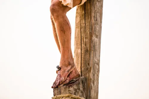 Matthew 27:26–50, Christ’s feet on the cross
