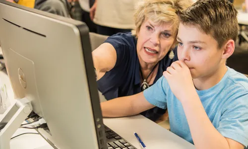 una mujer adulta y un joven utilizando FamilySearch