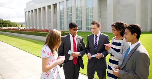 rini duke mbajtur rekomandime jashtë tempullit