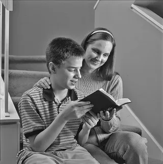 Siblings reading scriptures