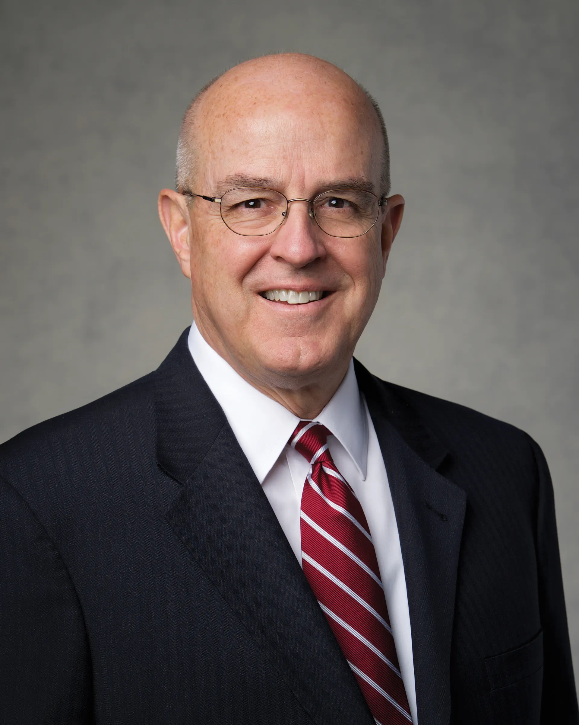 Retrato oficial del élder L. Whitney Clayton, Presidente Mayor de la Presidencia de los Setenta de La Iglesia de Jesucristo de los Santos de los Últimos Días.