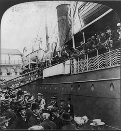 旅客在輪船扶欄旁