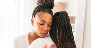 서로 포옹하고 있는 두 청녀