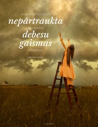 meitene laukā uz kāpnēm, sniedzoties pēc gaismas