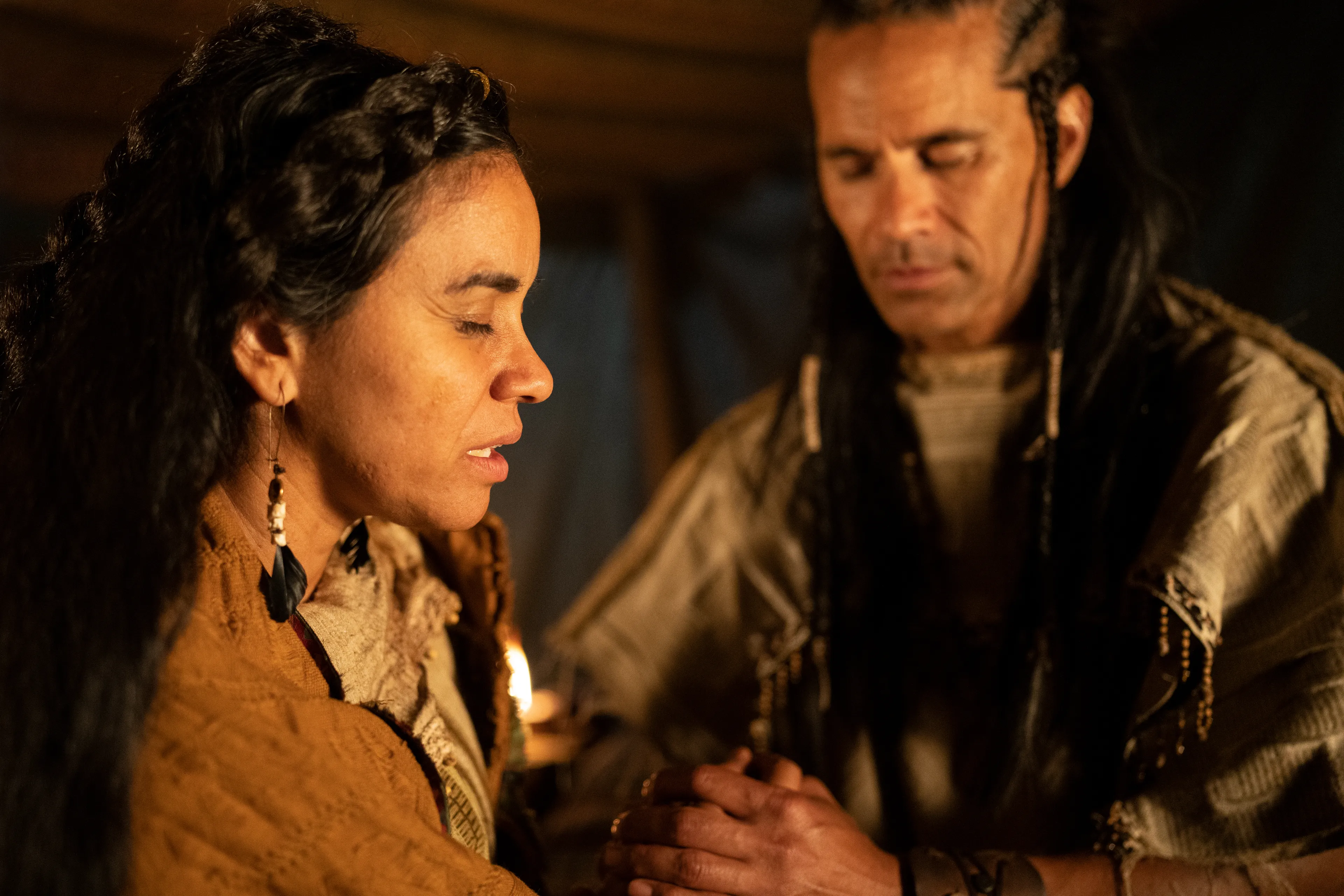 Lamoni and his wife pray as they wait to hear from the sons of Mosiah at the borders of the Land of Zarahemla.