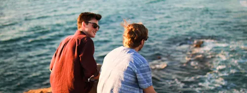 unas personas conversan junto al agua