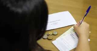 십일조 명세서를 작성하는 사람